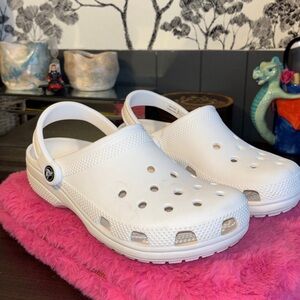 EUC CROCS Classic White Clog. Women’s 8 Men’s 6. Full tread.